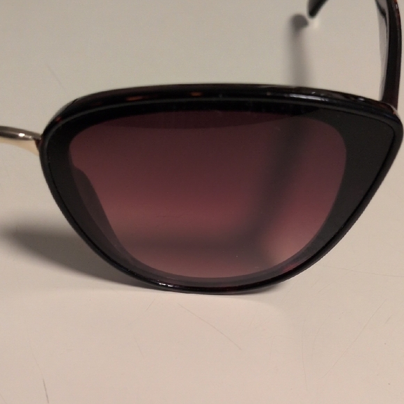 Stylish Black Sunglasses - Picture 3 of 9